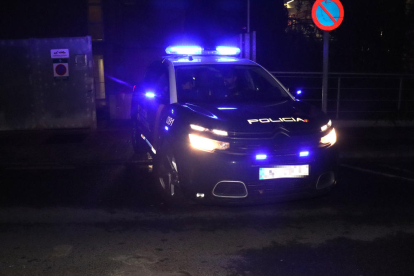 Imagen del coche de la Policía Nacional en el cual se ha marchado Badaoui cabe en el CIE de Barcelona.