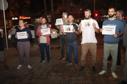 Imagen de la concentración de apoyo a Badaoui en el exterior de los juzgados de Reus.