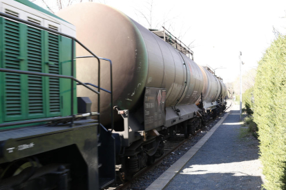Tren de mercaderies que transporta òxid de propilè, al seu pas pel nucli del Morell (Tarragonès)

Data de publicació: dijous 07 d'abril del 2022, 13:00

Localització: El Morell

Autor: Núria Torres