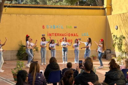 Imatge d'una actuació de ball per a commemorar el Dia Internacional del Poble Gitano.