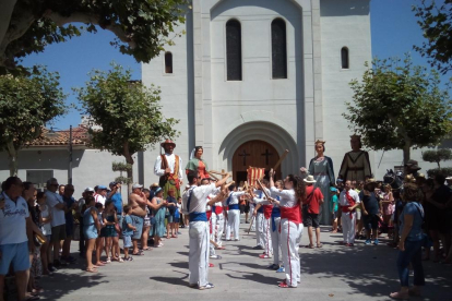 El Séquito Festivo volverá a bailar delante de la Iglesia.