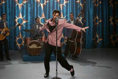 Austin Butler se pone en la piel de Elvis Presley al biopic 'Elvis'.