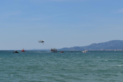 Els equips d'emergències durant el simulacre d'incendi en un catamarà al port de Cambrils.