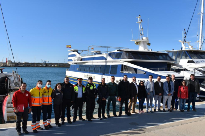 Membres dels equips d'emergència que han executat el simulacre d'incendi d'un catamarà al port de Cambrils.