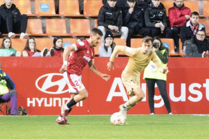 Joan Oriol conduce el balón.