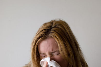 Imagen de una persona estornudando.