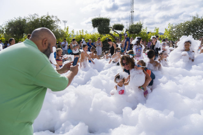 Els inflables van omplir de festa la piscina municipal.