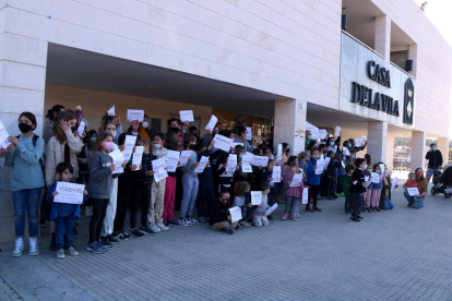 Pares i alumnes de l'escola Arquitecte Jujol dels Pallaresos manifestant-se davant de l'Ajuntament per reclamar que no es tanqui la línia de P3 el curs vinent.