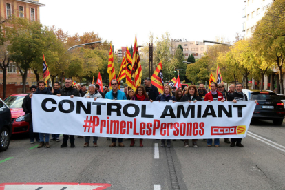 Los manifestantes y representantes sindicales de CCOO en la protesta hecha en Tarragona.