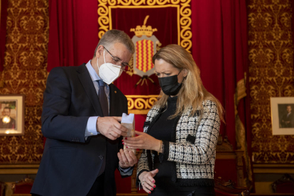 El alcalde Pau Ricomà con Maria Eugènia Gai en el Salón de Plenos en el Ayuntamiento de Tarragona.