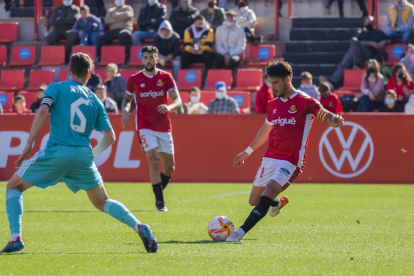 Joan Oriol durant el partit contra el Real Madrid Castilla, on va haver de treballar de valent per evitar les ofensives blanques.