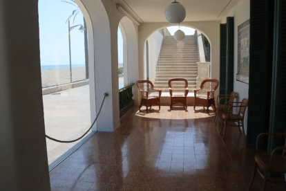Imatge de la galeria que dona accés al mar de la casa de Pau Casals, amb el mobiliari original.