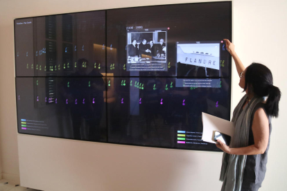 La directora del Museo Pau Casals, Núria Ballester, muestra uno de los paneles interactivos, que permite conocer la figura del maestro.