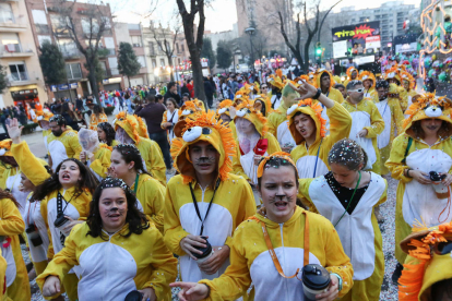 Una colla durant la batalla de confeti al Carnaval de Reus l'any 2019.