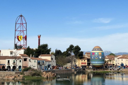 En Mediterránea se ha instalado un enorme huevo de Pascua.