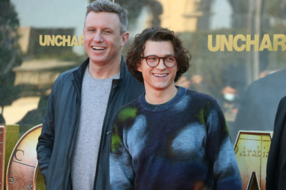 El actor y protagonista de 'Uncharted', Tom Holland, y el director de film, Ruben Fleischer, en el Passeig de Jean Forestier.