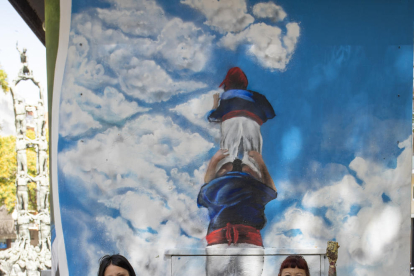 El mural cerca del Monumento a los Castellers con sus pintoras.