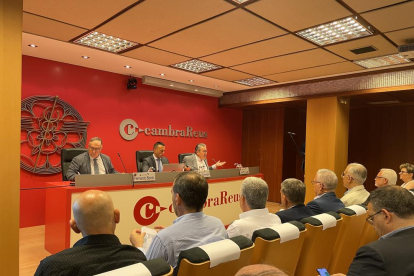 Imatge de la conferència de Joan Crespo, president de l'Aeroport de Reus, ahir a la Cambra.