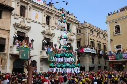 3 de 10 amb folre i manilles carregat pels Castellers de Vilafranca.