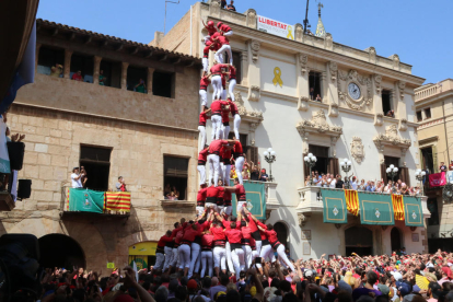 5 de 9 amb folre de la Colla Joves dels Xiquets de Valls carregat.