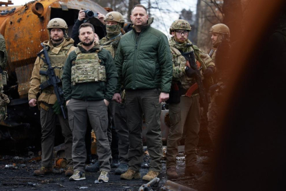 El president d'Ucraïna, Volodímir Zelenski, rodejat de soldats de l'exèrcit ucraïnès.