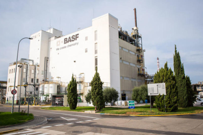 Imatge de la factoria de BASF a la Canonja.
