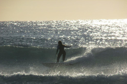 Imagen de una surfista.