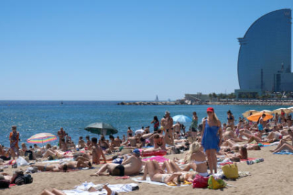 La playa de la Barceloneta llena de gente.