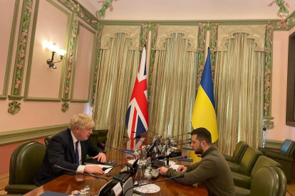 Reunió entre el primer ministre britànic i el president ucraïnés, Volodímir Zelenski.