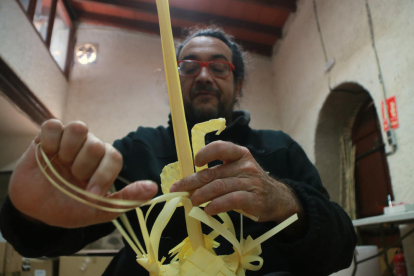 El palmer Joan Vaqué, elaborant una palma de Semana Santa.