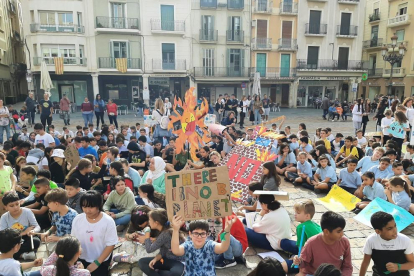 Els alumnes celebrant el Dia Contra el Canvi Climàtic.