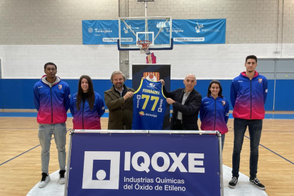 El presidente del CBT Jacint Rodríguez y el director general de IQOXE, Javier de Benito, junto con los jugadores Carla Ruiz, Yasmina Velasco, Kristian Mendes y Marc Buscail.