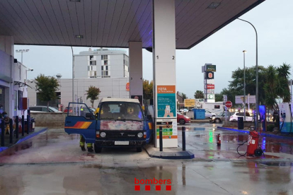 Imatge del vehicle incendiat en una benzinera de Cunit.