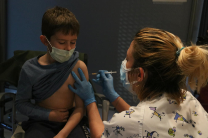 Un nen posant-se el vaccí contra la covid-19 a Girona.