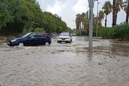Les pluges causen inundacions a la platja Arrabassada de Tarragona