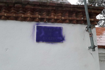 La placa de la Plaza de l'Oliva apareció pintada de lila.