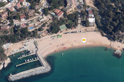 En todas las playas de Lloret hoy ha ondeado la bandera amarilla por mala mar.