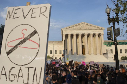 Activistes en defensa del dret a l'avortament es concentren davant del Tribunal Suprem, a Washington.