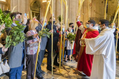 Un moment de la cerimònia, a l'atri de la Catedral de Tarragona, amb molta participació.