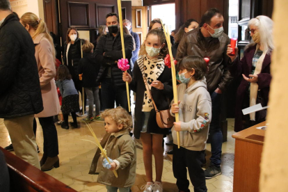 Unos niños en la parroquia de la Puríssima Sang durante la misa del Domingo de Ramos, ayer.