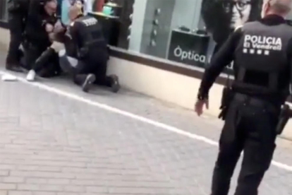 Captura del vídeo de la detenció d'un dels joves al Vendrell.