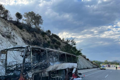 Un autobús incendiado al AP-7 quema 4,2 hectáreas entre Agullana y la Jonquera