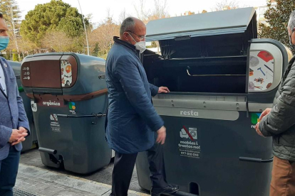 L'alcalde de Reus, amb els regidors de Medi Ambient i Desenvolupament Urbà i Via Pública, mostren els nous contenidors.