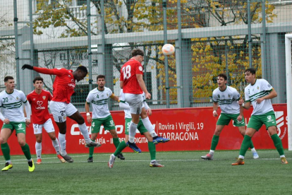 Rey Monnie, de la Pobla B, va debutar el passat diumenge en partit oficial amb els d'Adolfo Baines.