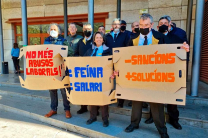 Una protesta de los trabajadores ante los Juzgados de Reus.