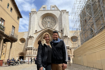 Imatge de Roberta Iovine i Darío P., turistes italians a Tarragona, davant la Catedral de Santa Tecla.