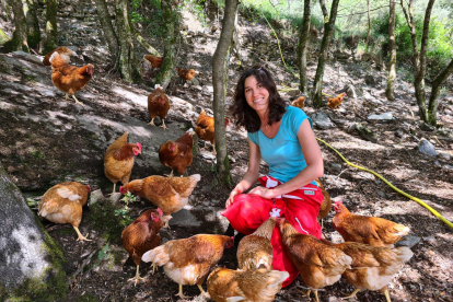 La Núria Padrós, envoltada de gallines ponedores.