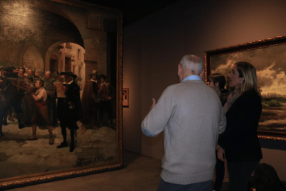 El director del Museu, Jordi París, i l'alcaldessa de Valls, Dolors Farré, durant l'explicació de la primera col·lecció permanent.