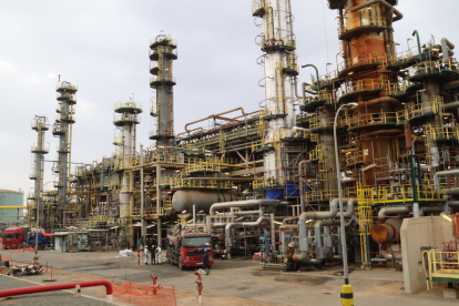 Imagen de una de las unidades de la refinería de Repsol durante una parada.
