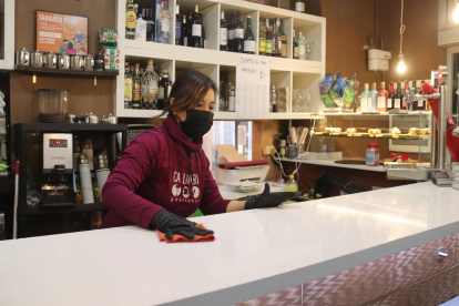 Imagen de archivo de una camarera limpiando la barra del bar Ca la Meri de Tarragona.